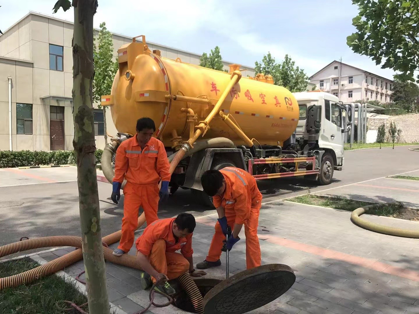 台江管道疏通车停在窨井附近