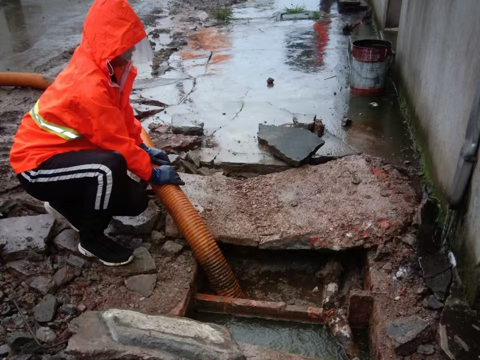 台江专业清理污水池 炜誉市政以规范流程守护城市 “肠道”